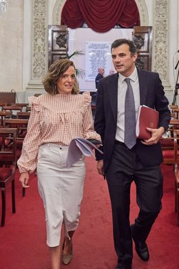 El alcalde de Cádiz, Bruno García, con la concejal de Hacienda.