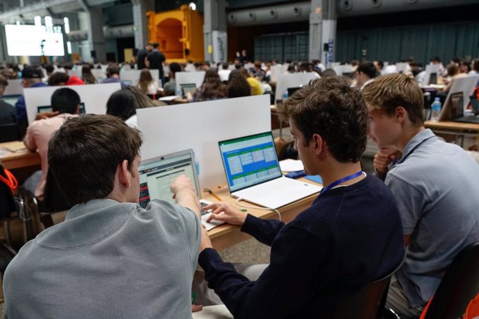 Archivo - Jóvenes con simuladores virtuales en la final de Young Business Talents