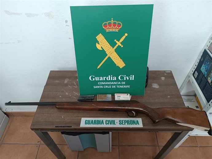 Rifle intervenido por la Guardia Civil al acusado de matar a tiros a tres cerdos adultos