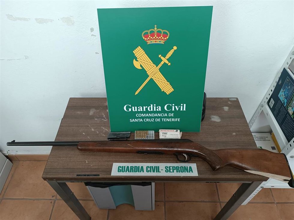 Rifle intervenido por la Guardia Civil al acusado de matar a tiros a tres cerdos adultos