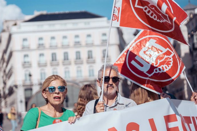 Archivo - Varias personas sujetan una pancarta durante una concentración de docentes 