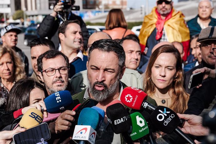 El líder de VOX, Santiago Abascal, atiende a los medios de comunicación durante una concentración para pedir elecciones generales, en la Plaza de Castilla, a 20 de octubre de 2024, en Madrid (España).