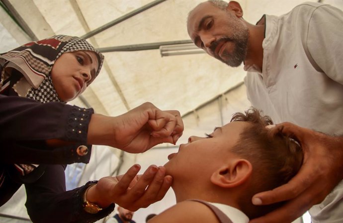 Un niño palestino recibe la segunda dosis de la vacuna contra la poliomielitis en la ciudad de Jan Yunis, en el sur de la Franja de Gaza (archivo)