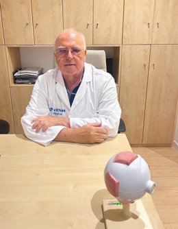 El doctor Angel Cilveti, jefe del servicio de oftalmología de Vithas Xanit Estepona