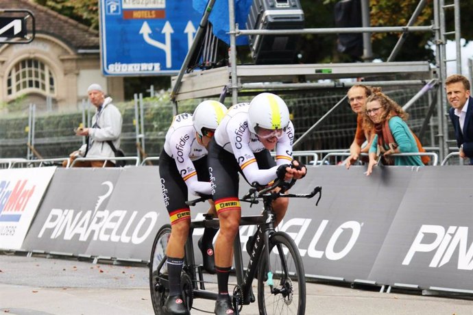 Dos ciclistas paralímpicos españoles durante una competición.