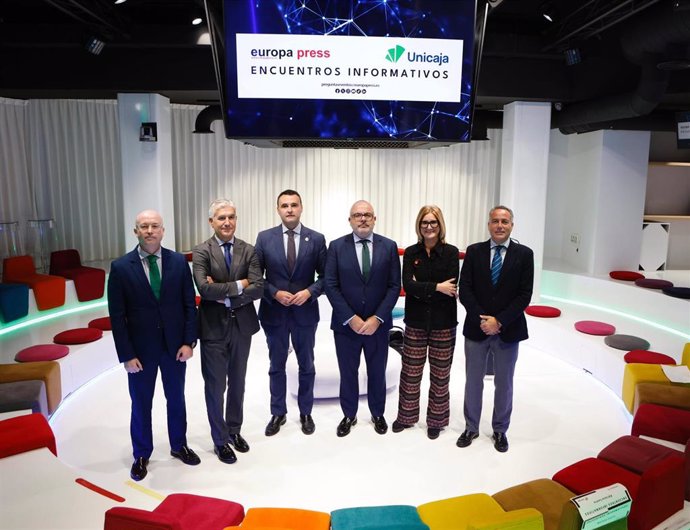 Encuentro informativo organizado por Europa Press y Unicaja en el Espacio Circus, con presencia de representantes institucionales y agentes sociales de la comunidad autónoma.