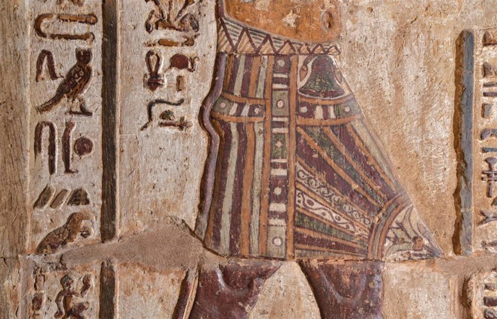 El mandil del rey con decoración vegetal. El papiro (arriba) es el emblema del Bajo Egipto y el lirio (abajo) el del Alto Egipto.