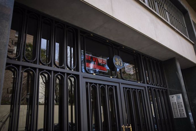 Archivo - Carteles de 'Se vende' en la puerta de un edificio