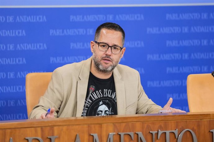 El portavoz de Adelante Andalucía, José Ignacio García, este miércoles en rueda de prensa en el Parlamento.