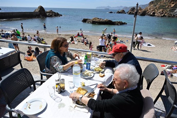 Archivo - Playas y terrazas llenas en las Playas de la Región de Murcia por las altas temperaturas