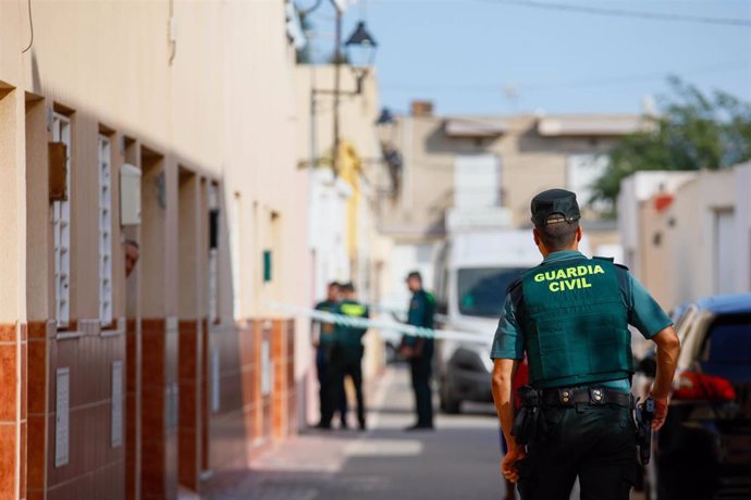 La Guardia Civil toma la calle donde se ha producido el crimen machista, a 22 de octubre de 2024, en La Mojonera, en Almería, Andalucía (España).  