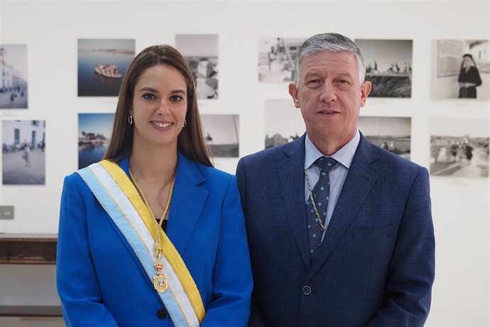 La nueva alcaldesa de Palos de la Frontera, Milagros Romero, junto al alcalde saliente, Carmelo Romero.