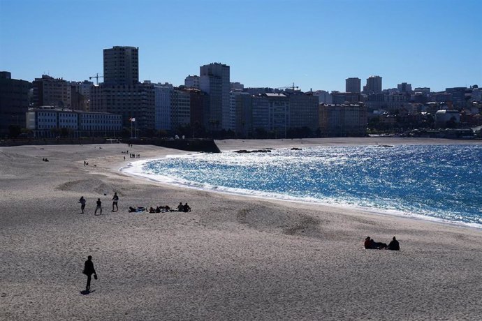 Archivo - Varias personas en las playas Orzán y Riazor, a 8 de abril de 2022, en A Coruña, Galicia (España). A Coruña es una ciudad para pasear y disfrutar, con playas en pleno centro y, presidido por la Torre de Hércules, un largo Paseo Marítimo que la r