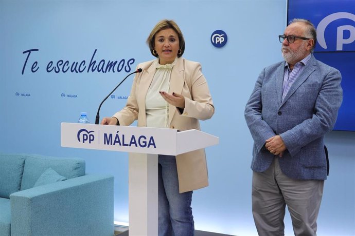 La presidenta del Consejo de Alcaldes del PP de Málaga, Margarita del Cid, junto al alcalde de Alhaurín de la Torre y vicepresidente de la Federación Andaluza de Municipios y Provincias (FAMP), Joaquín Villanova.