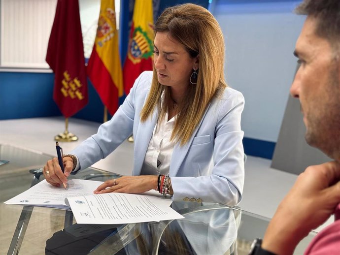 La alcaldesa, Patricia Fernández firma un convenio de colaboración con los tres Institutos de Educación Secundaria (IES) locales