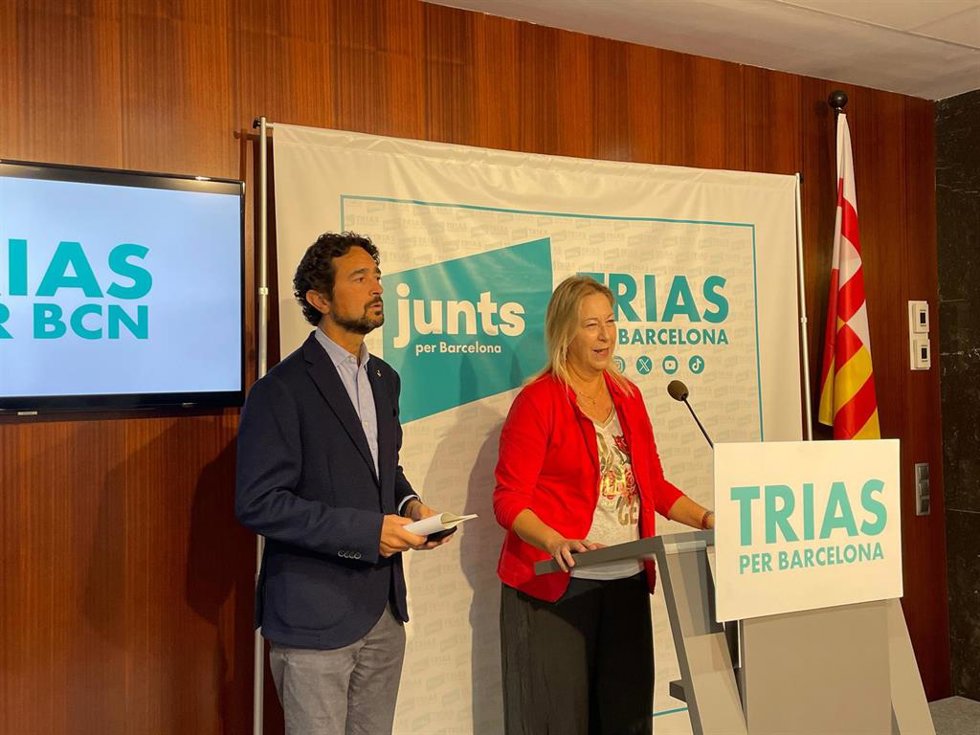 La portavoz de Junts en el Ayuntamiento de Barcelona, Neus Munté, y el concejal de Junts Dami Calvet en rueda de prensa