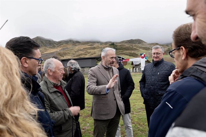 El presidente del Gobierno de Aragón, Jorge Azcón, y el consejero de Medio Ambiente, Manuel Blasco, en su visita a la estación de esquí de Formigal.