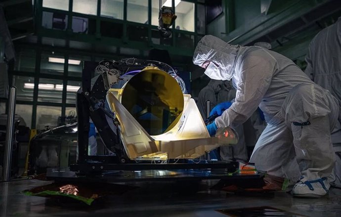 El prototipo del telescopio LISA se somete a una inspección posterior a la entrega en una sala limpia oscura del Goddard de la NASA el 20 de mayo.