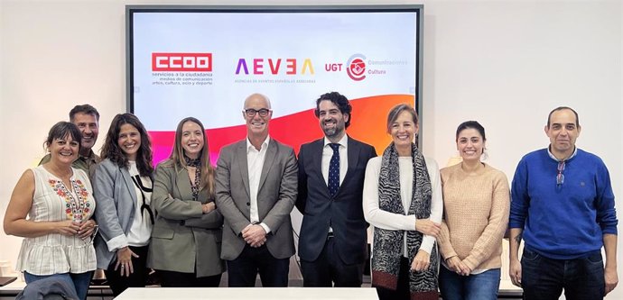 De izquierda a derecha: Ana Martínez, César Chaves y Cristina Bermejo (CCOO), Natalia infantes (Broseta), César González (AEVEA), Alberto Fernández (Broseta), Beatriz González-Quevedo (AEVEA), Carolina Martín y Rubén García (UGT).