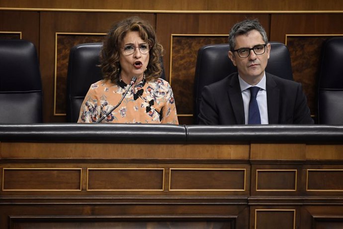 La vicepresidenta primera i ministra d'Hisenda, María Jesús Montero, i el ministre de la Presidència, Relacions amb les Corts i Justícia, Félix Bolaños, durant la sessió de control 