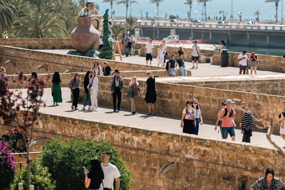 Archivo - Varios turistas en las inmediaciones de la catedral de Palma de Mallorca, a 16 de abril de 2024, en Palma de Mallorca, Mallorca, Baleares (España).  Toms Moy / Europa Press 24 ABRIL 2024;MALLORCA;BALEARES;TURISMO;PRIMAVERA;VERANO 24/4/2024