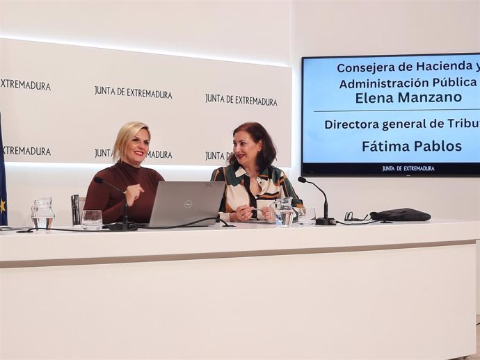 La consejera de Hacienda, Elena Manzano, junto a la directora general de Tributos, Fátima Pablos, en la presentación de los datos de la campaña de la renta 2023 en Extremadura