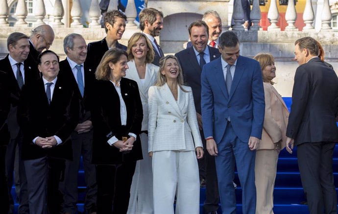 El ministro de Agricultura, Pesca y Alimentación, Luis Planas (i), el ministro de Asuntos Exteriores, Unión Europea y Cooperación, José Manuel Albares (3i), el ministro de Industria y Turismo, Jordi Hereu (4i), la ministra de Inclusión, Seguridad Social y