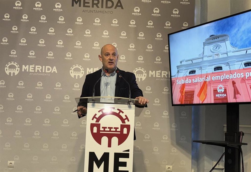 El delegado de Recursos Humanos del Ayuntamiento de Mérida, Julio César Fuster, en rueda de prensa