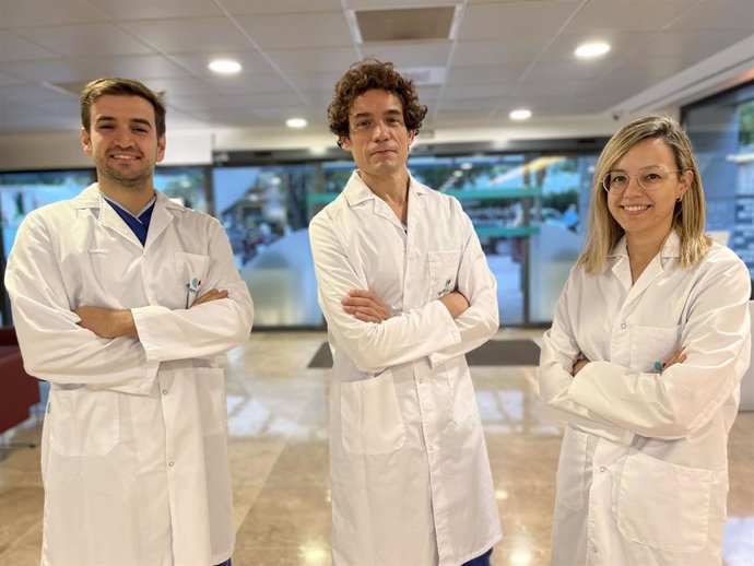 Los dermatólogos de Quirónsalud Luis Ortega, Tomás Toledo y Anna Bota.