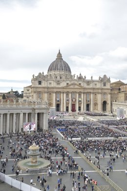 Cientos de personas asisten a la celebración de la proclamación de nuevos santos de la Iglesia Católica en la Jornada Mundial de las Misiones 2024, en el Vaticano, a 20 de octubre de 2024, en Ciudad del Vaticano. Los beatos Manuel Ruiz López y siete mie