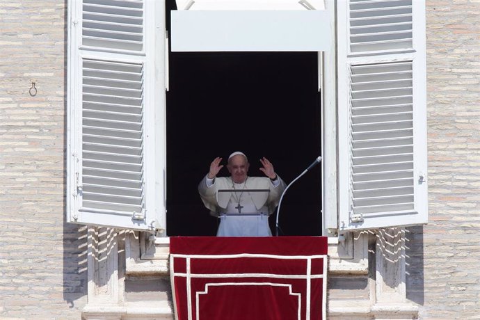 Archivo - 05 September 2021, Vatican, Vatican City: Pope Francis speaks during the Angelus prayer in St. Peter's Square from the window of the Apostolic building. Photo: Evandro Inetti/ZUMA Press Wire/dpa