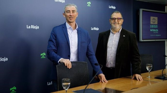 El director general de Medio Natural y Paisaje, Ignacio Sáenz de Urturi, junto con el presidente de la Federación Riojana de Fotografía, Xavier García, han presentado el concurso 'Natturaleza de La Rioja'