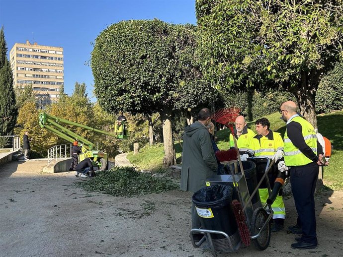 Un equipo conjunto de Limpieza y Parques y Jardines trabaja en el parque de La Rosaleda de Valladolid, en presencia de los concejales de Medio Ambiente y de Salud Pública y Seguridad Ciudadana.