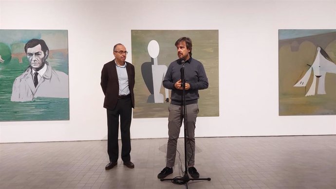 El comisario de la muestra, Alejandro J. Ratia, y el director del Museo Pablo Serrano, Julio Ramón,  delante de las obras de Vicente Villarrocha que reflejan al escritor Julio Cortázar y a las pinturas de Malevich y Picasso hundiéndose en el río Sena.