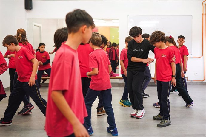 Archivo - Alumnos del  Colegio Parque Eugenia de Montijo en el distrito de Carabanchel reciben formación en contenidos de danza.