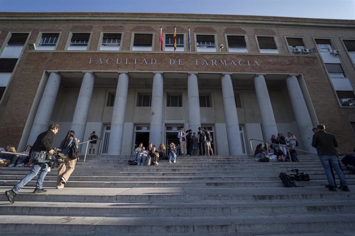 Archivo - Un grupo de estudiantes frente a las puertas de la Facultad de Farmacia de la Universidad Complutense (UCM), a 5 de junio de 2023, en Madrid (España). Un total de 38.258 estudiantes realizan, desde hoy y hasta el jueves 8 de junio, la Evaluación