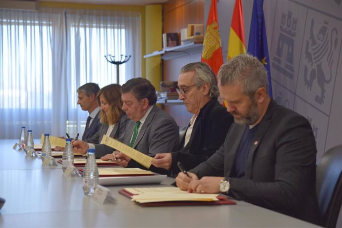 Gago firma con los agentes económicos y sociales el nuevo Protocolo General de Actuación para difundir las oportunidades y los logros de la Comunidad