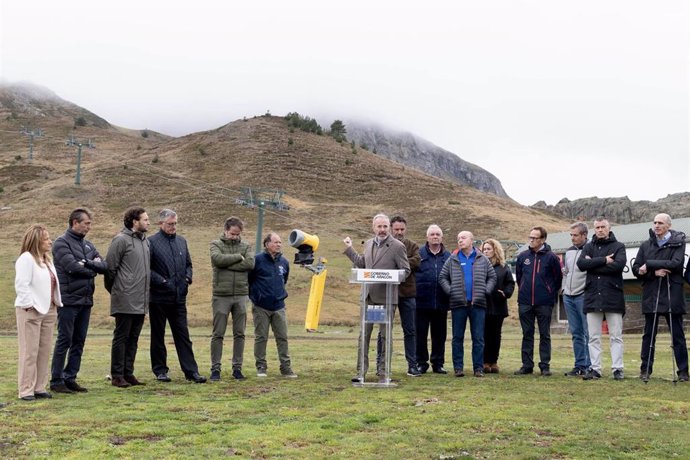 El presidente del Gobierno de Aragón, Jorge Azcón, en la estación de esquí de Formigal.