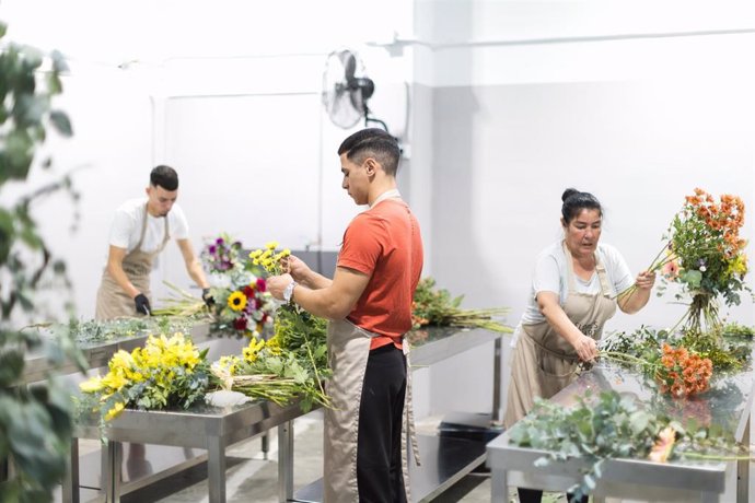 Confección de ramos del proyecto Flores Solidarias que integra en el mundo laboral a personas en situación de sin hogar