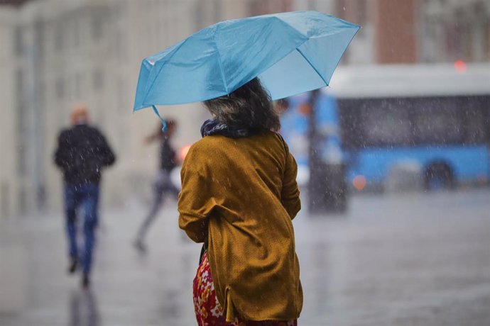 Archivo - Una persona camina por el centro de la capital en una jornada marcada por las lluvias y la bajada de temperaturas, en Madrid, (España), a 2 de octubre de 2020. 