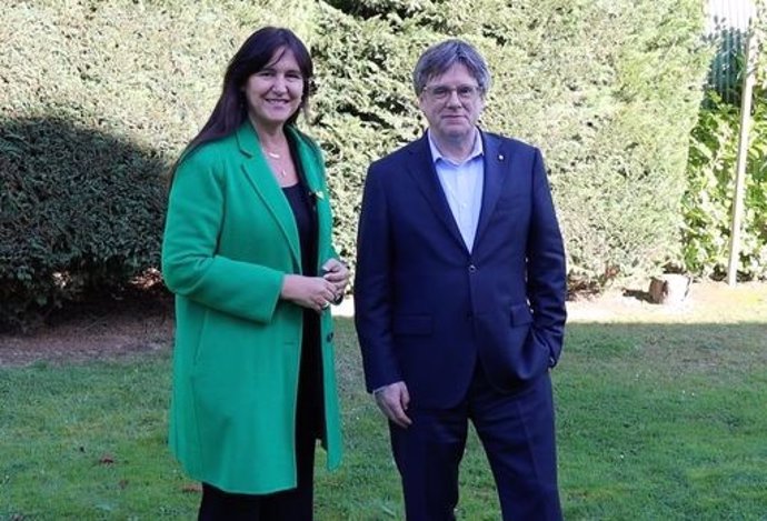 El expresidente de la Generalitat Carles Puigdemont con la presidenta de Junts, Laura Borràs