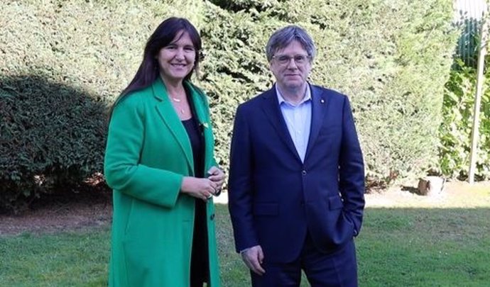 El expresidente de la Generalitat Carles Puigdemont con la presidenta de Junts, Laura Borràs