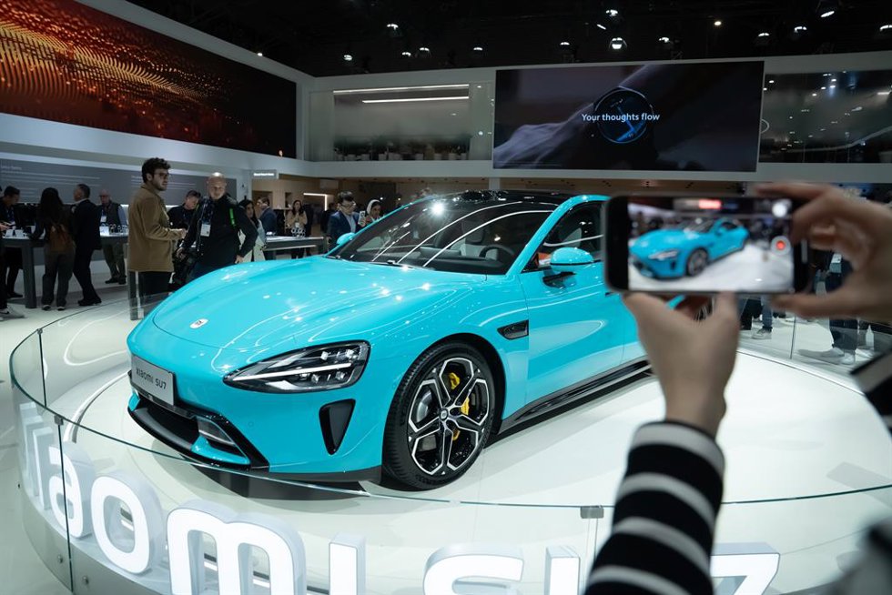 Archivo - Una persona con un móvil en la presentación del coche Xiaomi SU7, durante la segunda jornada de la XVIII edición del Mobile World Congress, en la Fira de Barcelona, a 27 de febrero de 2024, en L'Hospitalet de Llobregat, Barcelona, Catalunya (E
