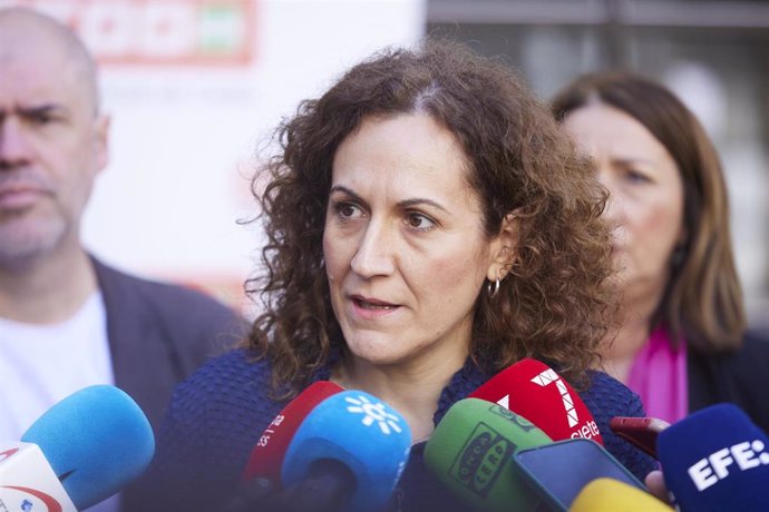 Archivo - La secretaria general de CCOO en Andalucía, Nuria López, atiende a los medios, en una imagen de archivo.