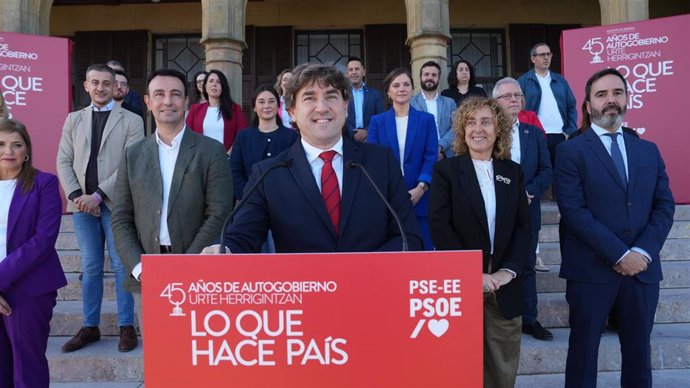 El secretario general del PSE-EE, Eneko Andueza, en el acto del PSE-EE por el 45 aniversario del Estatuto de Gernika celebrado en San Sebastián.