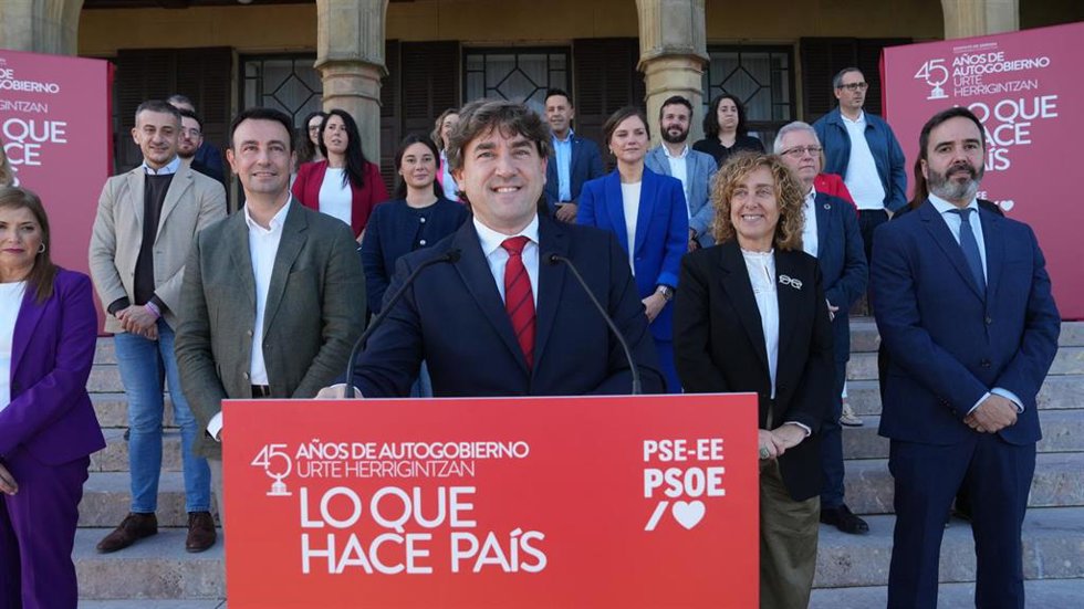El secretario general del PSE-EE, Eneko Andueza, en el acto del PSE-EE por el 45 aniversario del Estatuto de Gernika celebrado en San Sebastián.