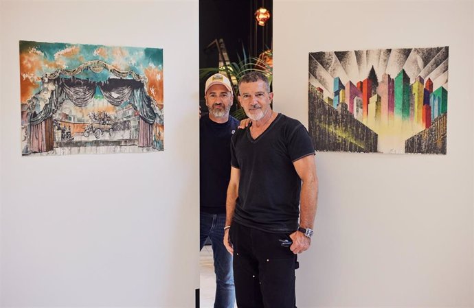 Antonio Banderas y José Luis Puche junto a la exposición de este último con motivo de 'Gypsy'.