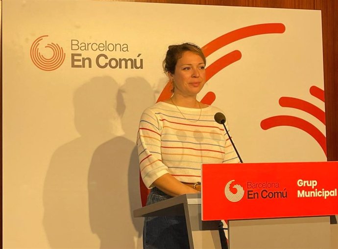 La portavoz de BComú en el Ayuntamiento de Barcelona, Janet Sanz, en rueda de prensa.