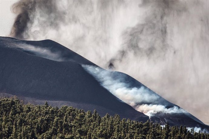 Archivo - Vista del volcán de Cumbre Vieja con las tres nubes de ceniza, desde Los Llanos de Aridane, a 20 de octubre de 2021, en La Palma, Santa Cruz de Tenerife, Islas Canarias (España).