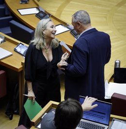 La diputada de Vox Mª Teresa Ramírez y el síndic de Compromís, Joan Baldoví, en el pleno de Les Corts